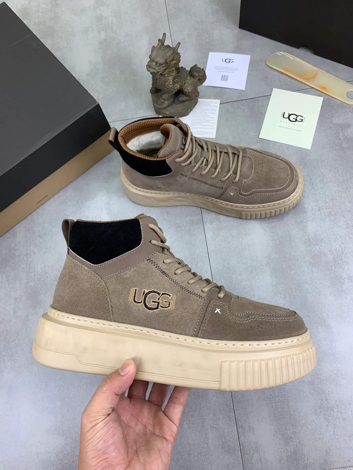 Men's shoes 💰P640 [New style] 💰 🆘 "Real wool" [UGG] 👉The popular men's shoes are synchronized with the official website 🔰The quality of the genuine products [satisfied] is not comparable to the imitations in the general market 🌀The upper is imported Italian frosted cowhide, and the lining is: foot pad 🅰️ grade 🐑Real wool👻Only Grade A can show the effect The hand feels smooth and delicate 🔱The shoe shape is grand, only genuine manufacturers can achieve it 🎄The perfect toughness of the original outsole 👻⬛️ can allow customers to bid farewell to one-time consumption. Real wool lining, super warm. Available in brown or gray. Number of yards: 39-44